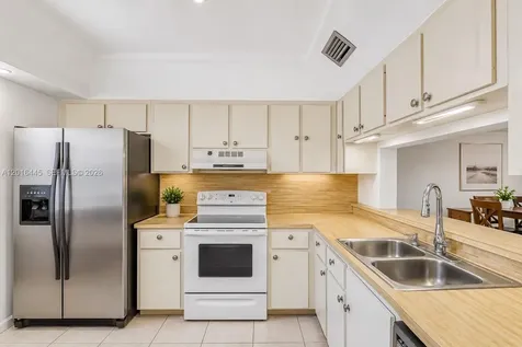425 W Park Drive Miami FL 33172