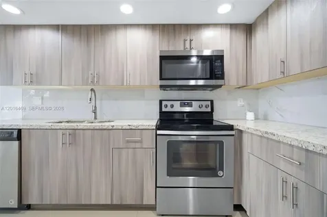 10941 N Lakeview Drive Pembroke Pines FL 33026