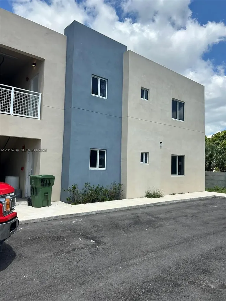 811 E 52nd Street Hialeah FL 33013