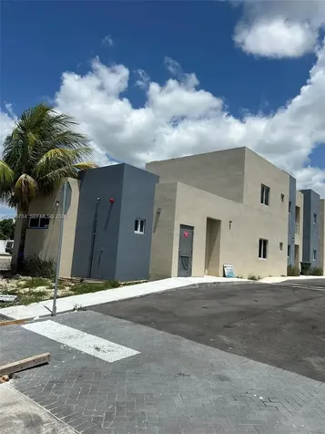 811 E 52nd Street Hialeah FL 33013