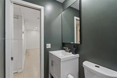 2735 W 60th Place Hialeah FL 33016