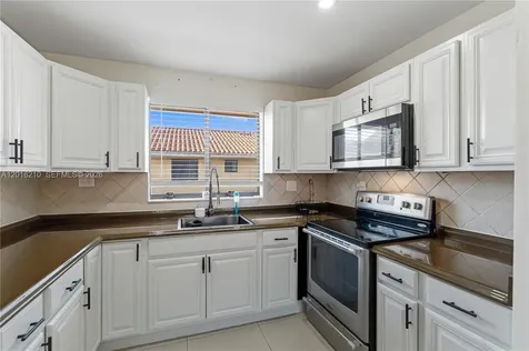 2735 W 60th Place Hialeah FL 33016