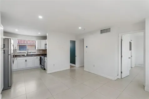 2735 W 60th Place Hialeah FL 33016