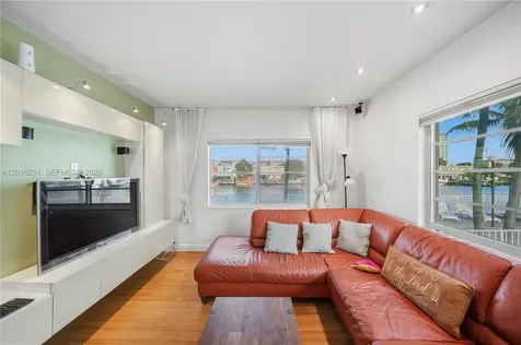 7207 Bay Drive Miami Beach FL 33141