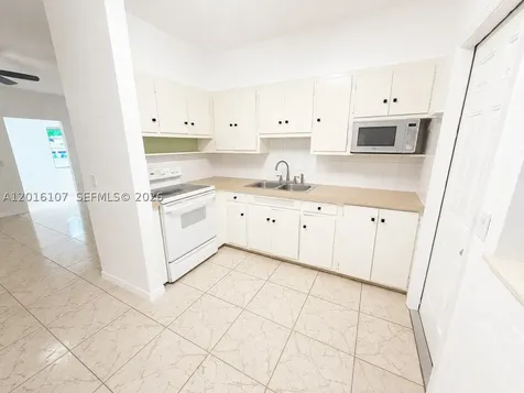 825 S 20th Avenue Hollywood FL 33020