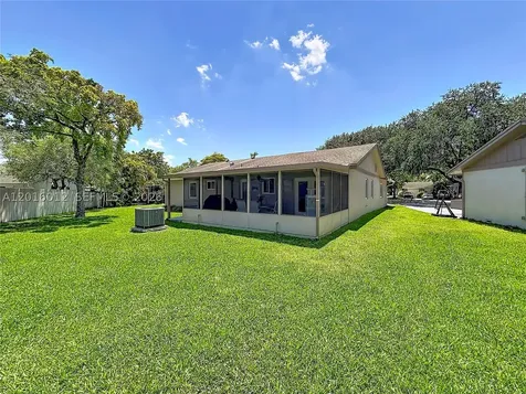 2176 Nova Village Drive Davie FL 33317