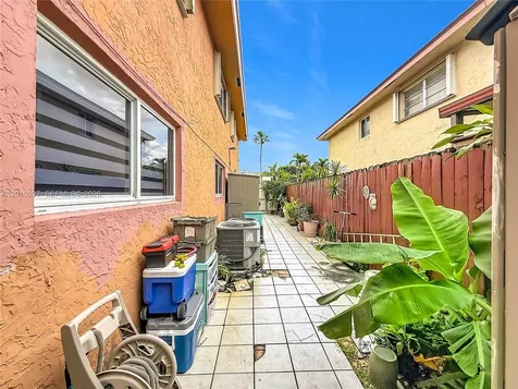 1652 W 42nd Place Hialeah FL 33012