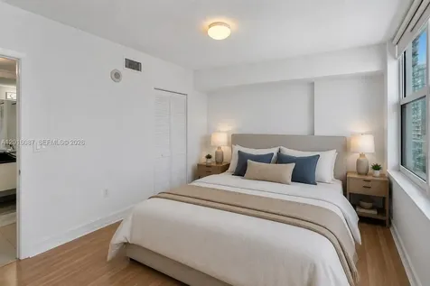 31 SE 5th Street Miami FL 33131