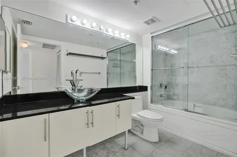 31 SE 5th Street Miami FL 33131