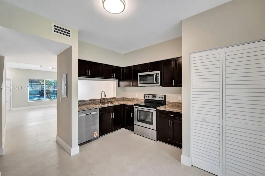 43 Simonton Circle Weston FL 33326
