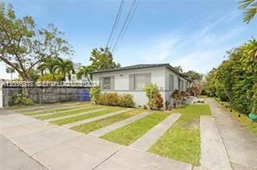 3581 SW 17th Street Miami FL 33145