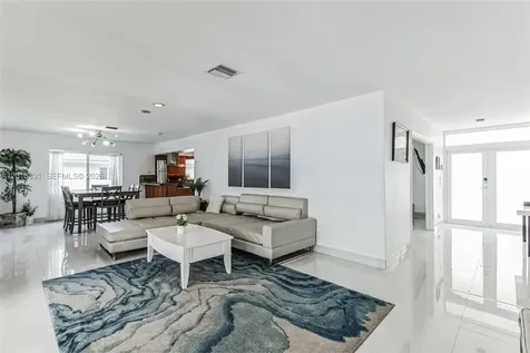 633 N Crescent Drive Hollywood FL 33021