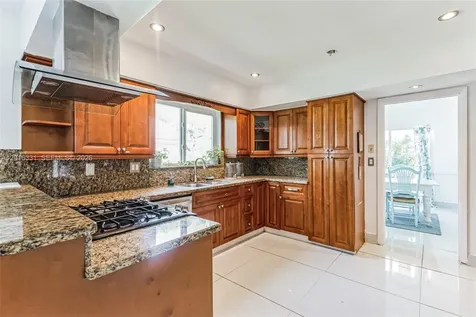 633 N Crescent Drive Hollywood FL 33021