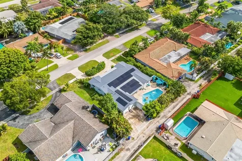 633 N Crescent Drive Hollywood FL 33021
