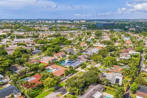 633 N Crescent Drive Hollywood FL 33021