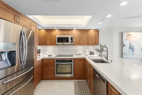 2555 Collins Avenue Miami Beach FL 33140