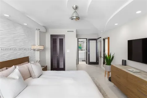 2555 Collins Avenue Miami Beach FL 33140