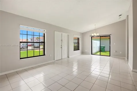 8359 NW 189th St Road Hialeah FL 33015