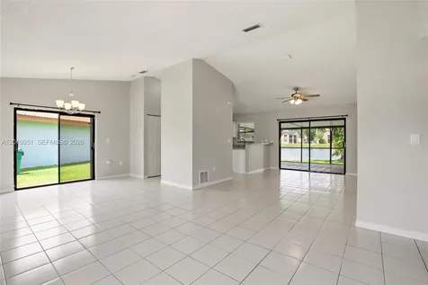 8359 NW 189th St Road Hialeah FL 33015
