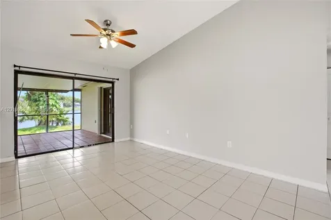8359 NW 189th St Road Hialeah FL 33015