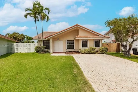 8359 NW 189th St Road Hialeah FL 33015