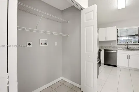 8359 NW 189th St Road Hialeah FL 33015