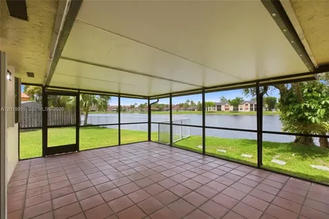 8359 NW 189th St Road Hialeah FL 33015