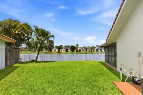 8359 NW 189th St Road Hialeah FL 33015