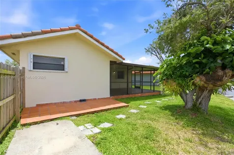 8359 NW 189th St Road Hialeah FL 33015