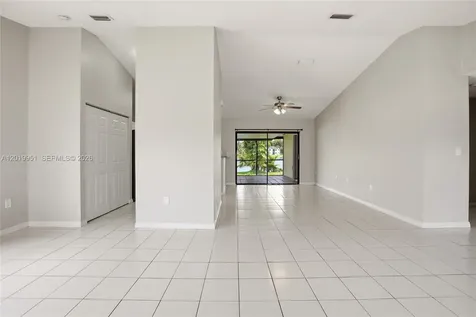 8359 NW 189th St Road Hialeah FL 33015