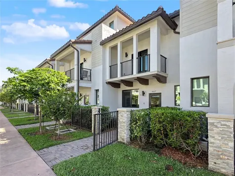 4527 NW 83rd Path Doral FL 33166