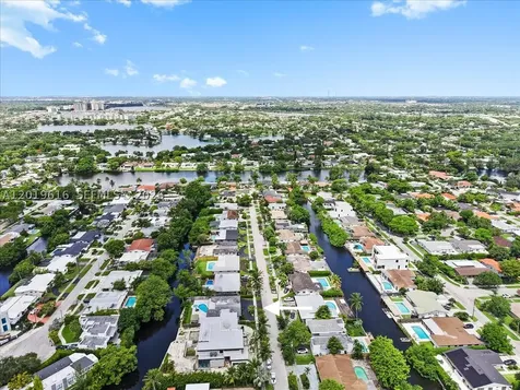 2400 NE 195th Street Miami FL 33180