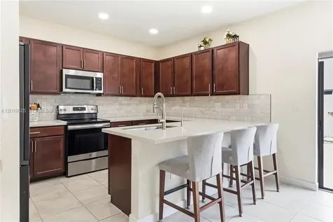 10560 W 33rd Way Hialeah FL 33018