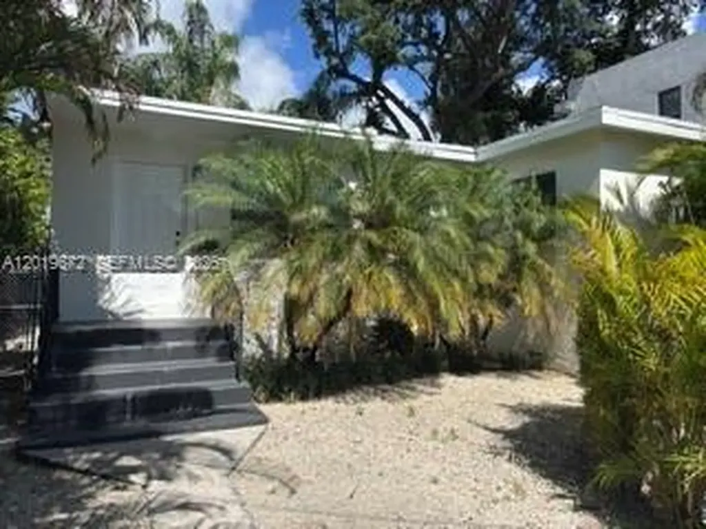 3132 Elizabeth Street Miami FL 33133
