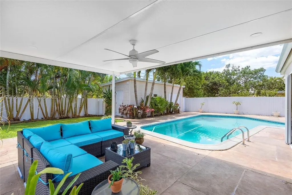 3021 N 72nd Way Hollywood FL 33024