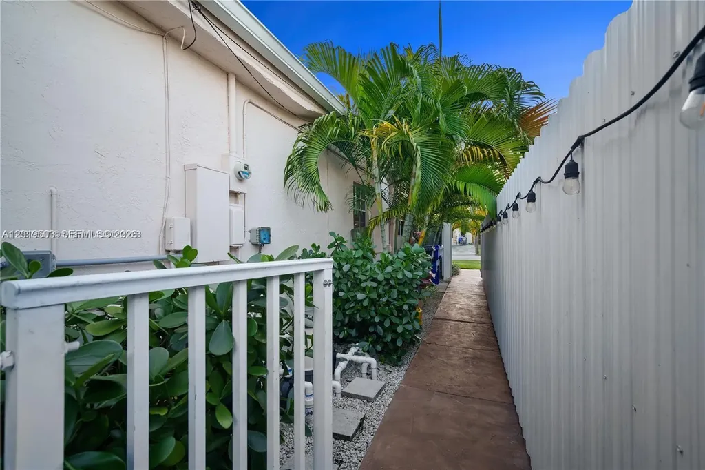 3021 N 72nd Way Hollywood FL 33024