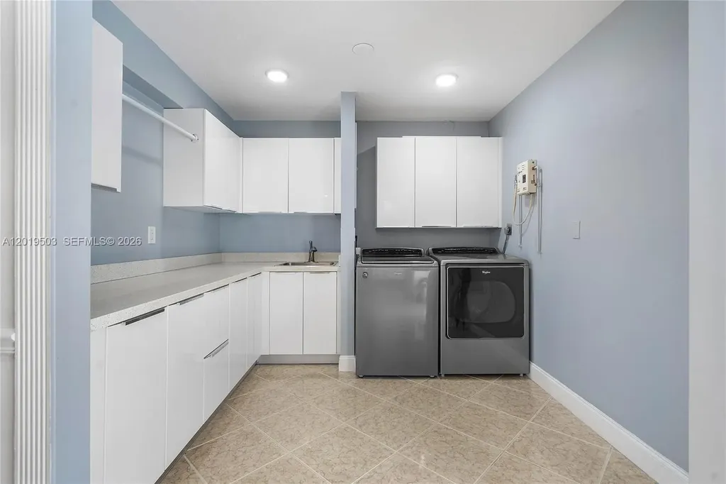 3021 N 72nd Way Hollywood FL 33024