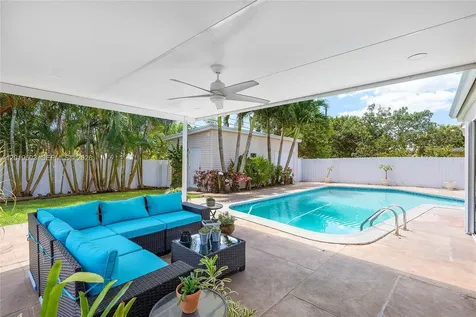 3021 N 72nd Way Hollywood FL 33024