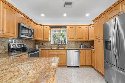 3021 N 72nd Way Hollywood FL 33024