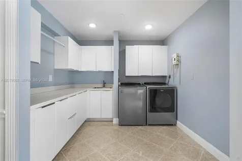 3021 N 72nd Way Hollywood FL 33024