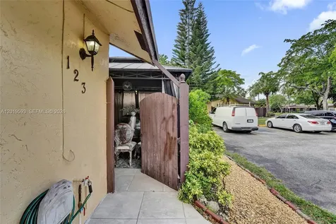123 Briarwood Circle Hollywood FL 33024