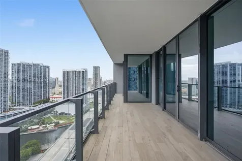 68 SE 6th Street Miami FL 33131