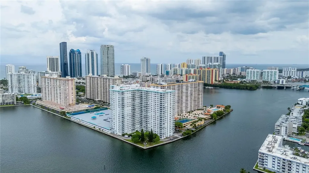301 174 Sunny Isles Beach FL 33160