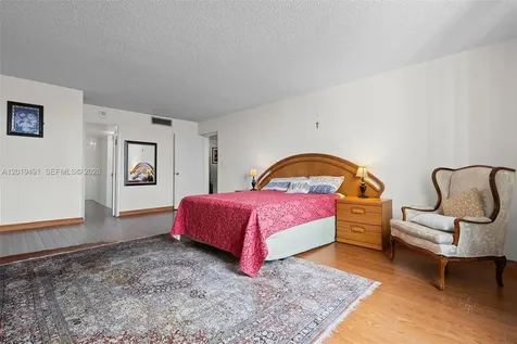 301 174 Sunny Isles Beach FL 33160