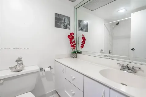 301 174 Sunny Isles Beach FL 33160