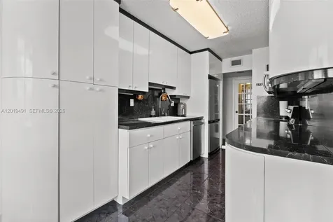 301 174 Sunny Isles Beach FL 33160