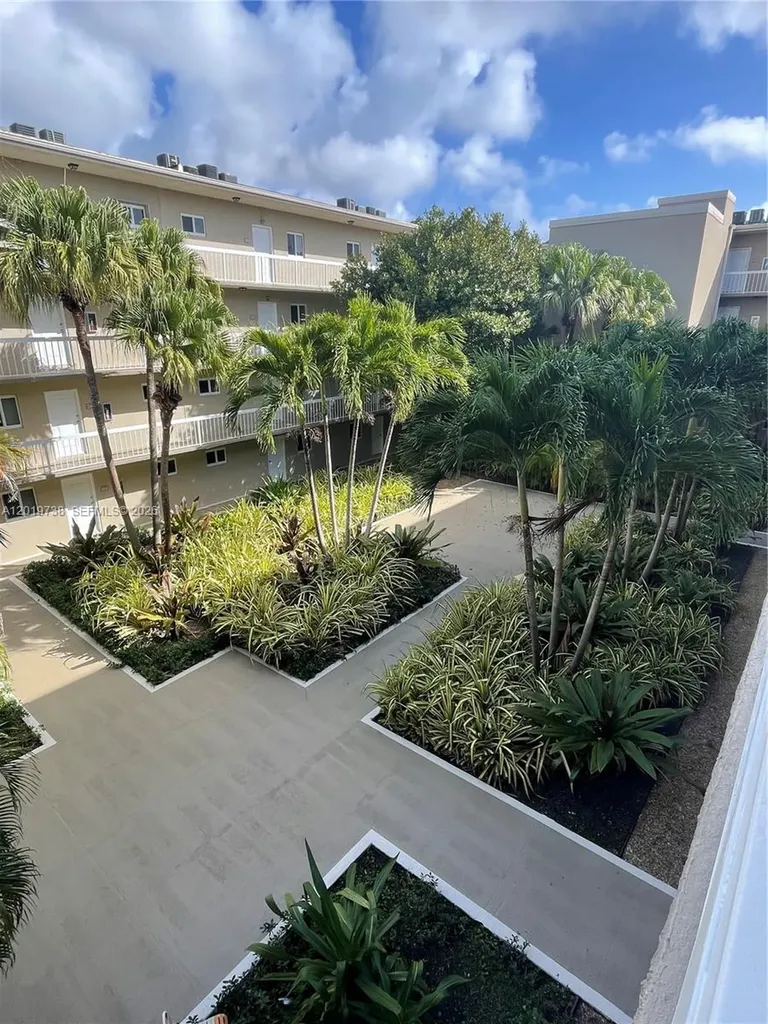7815 N Camino Real Miami FL 33143