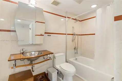 110 Washington Avenue Miami Beach FL 33139