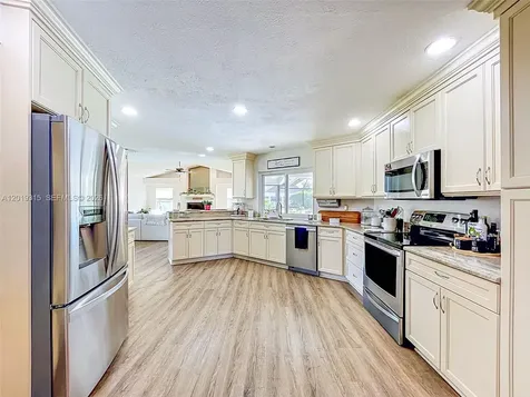 2910 Aston Avenue Plant City FL 33566