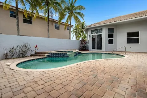 1666 Victoria Pointe Circle Weston FL 33327
